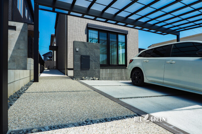 アプローチと駐車場に異なる素材を使用し、メリハリのある空間を演出