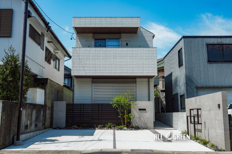 建物正面に目隠しフェンスを設置プライバシーをお守りいただける空間に