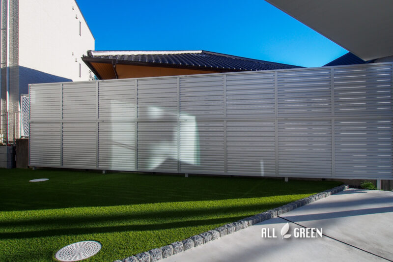 お庭と駐車スペースの見切りにピンコロを配置し、細かなところまでディティールの効いたデザインに。