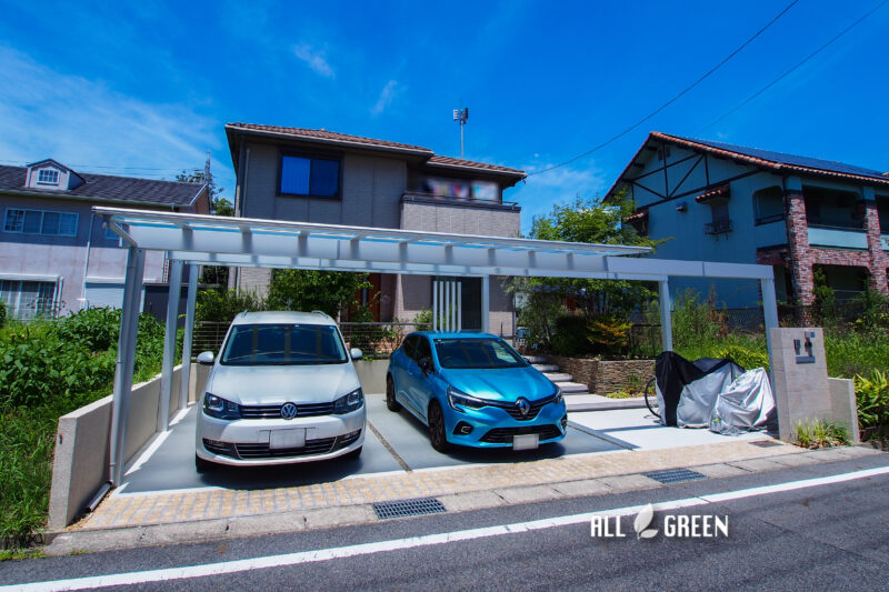 ポリカーボネート屋根でいつでも明るい駐車空間