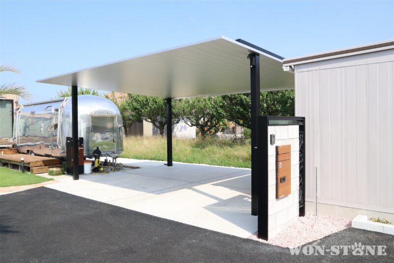 アメリカンタイプのキャンピングカーに並べてカッコイイように建てたプレーンルーフ