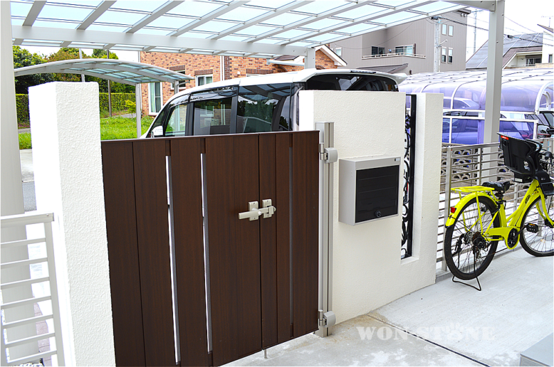 門袖裏には自転車を置けるようにしています。