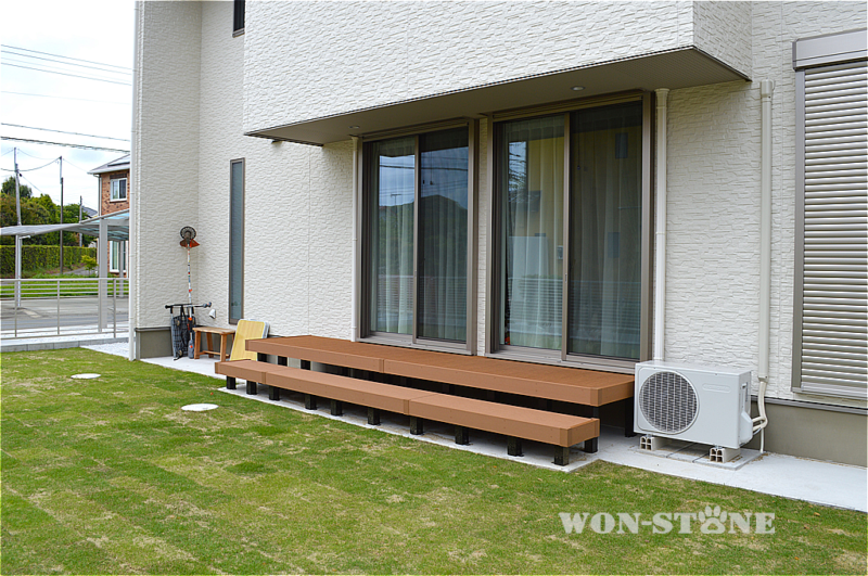 お庭への出入りに使用するウッドデッキ