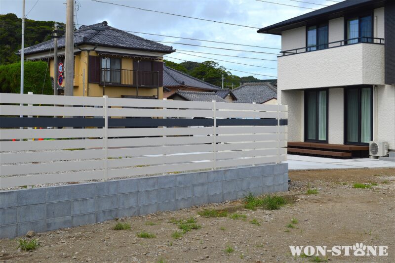 BBQスペースの目隠しは、建物に合わせた配色にしています。