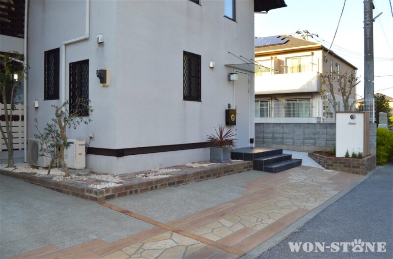 車庫土間コンクリートはローラーストーンでお色直ししました。