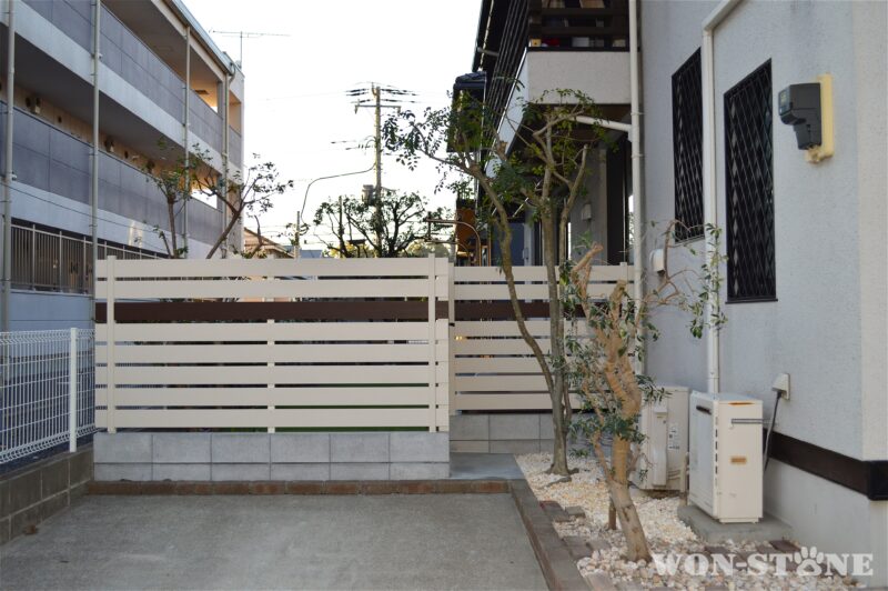 目隠しは樹脂フェンスに変更しました。