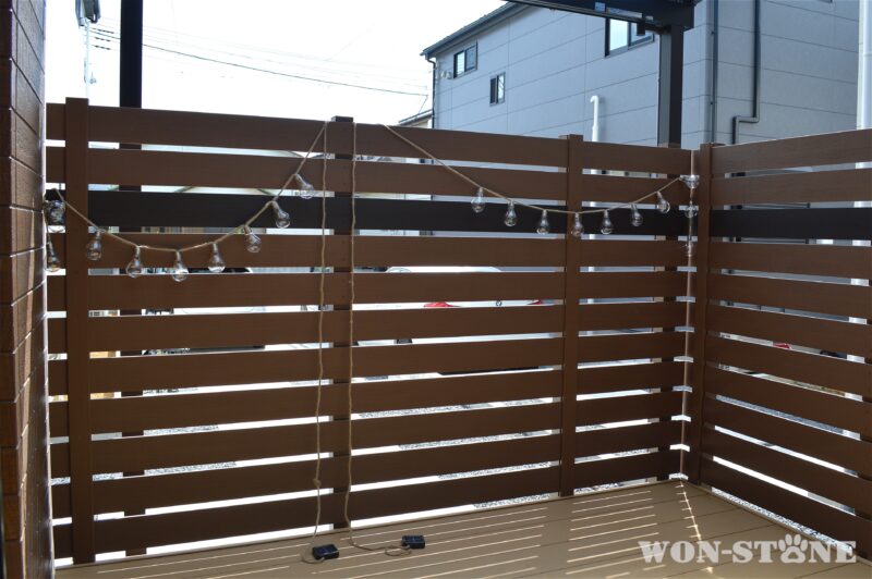 アクセント色を入れた目隠しフェンス