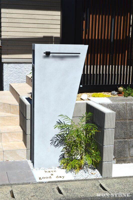 門柱の足元には真鍮レターの文字も入れました。