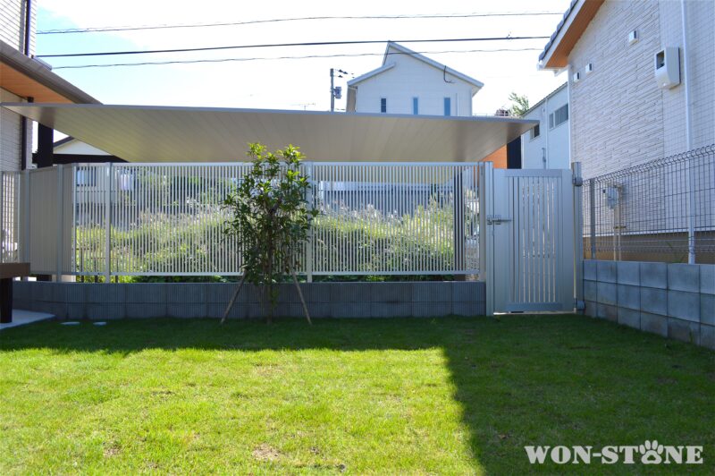 駐車スペースから入れるお庭スペース