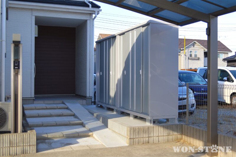 スロープと階段のアプローチに！隣地の目隠しにと物置を設置