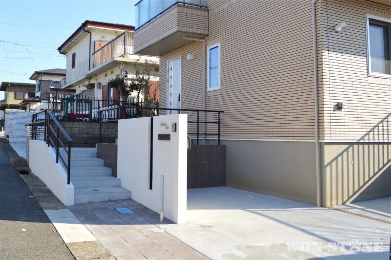 門袖の後ろ側がバイク駐輪場です。