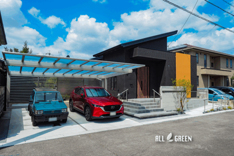 駐車場の床面は土間コンクリートで仕上げ、スッキリとした空間に