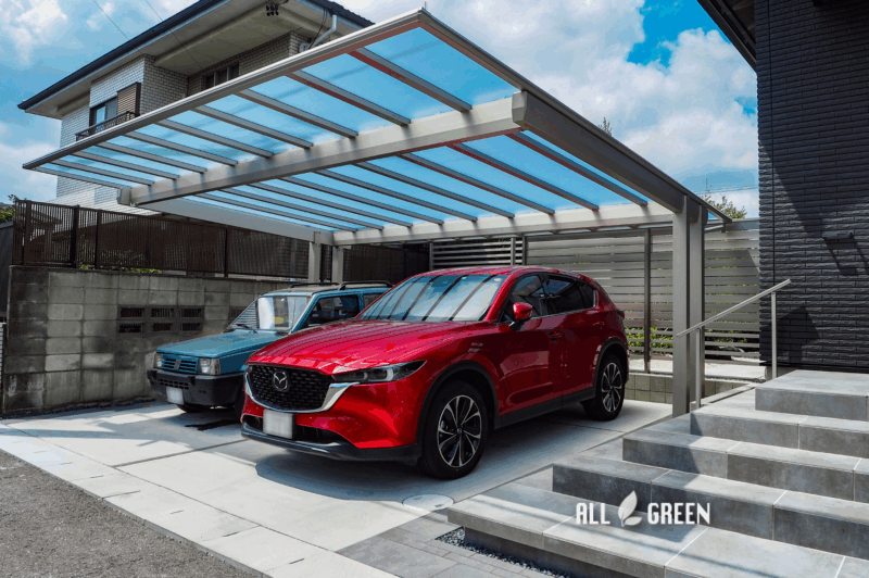 後方支持のカーポートで広々とした駐車スペース