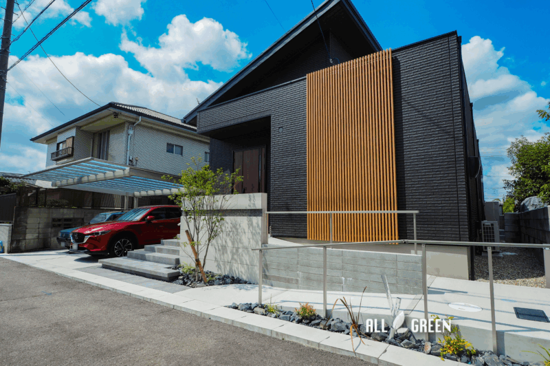 手摺がやさしく寄り添う、歩きやすく安心なアプローチ