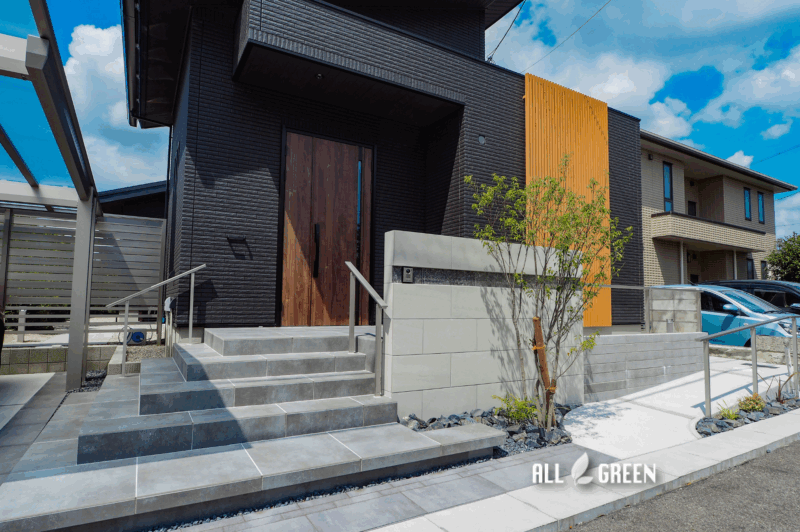 爽やかな門柱に植栽が彩を添える、上品なアプローチデザイン