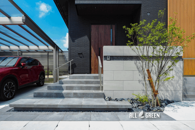 門塀の足もとにあしらった割栗石が、ナチュラルな表情をプラス