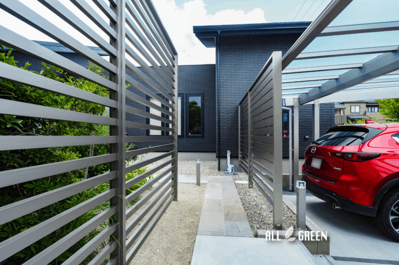 自然石風のアプローチが生み出す、心地よい動線