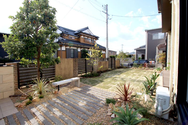 天然芝を縮小し、それを囲うようにロックアイテムを点在させました