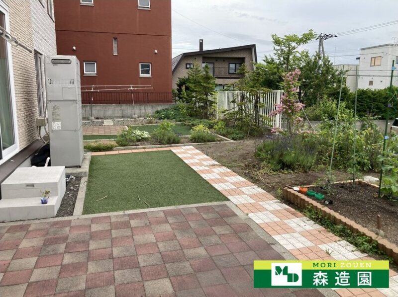 【Before】
新築時に施工されたお庭です。機能的ではありますが、それぞれが区分けされたデザインで一体感がありません。