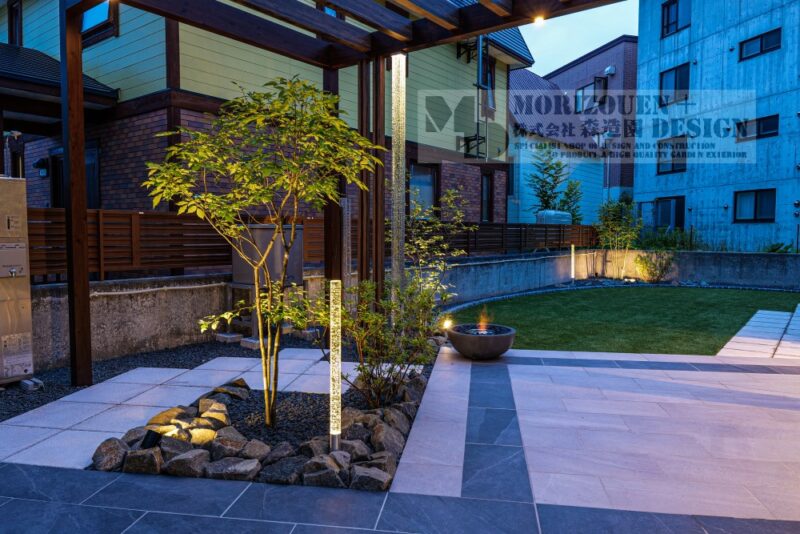 ガーデンルームから庭を眺めると、樹々の緑や、ガラスの柱に自然と視線が誘導されるよう計算したデザインとなっています。