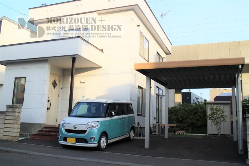 カーポートの鼻隠しを木彫カラーでお洒落に♪
ナチュラルな雰囲気がお好みのお客様。カーポートの一部を木彫カラーでご提案。
アルミ色一色よりもナチュラル感が演出出来て、おしゃれ度もアップできました。