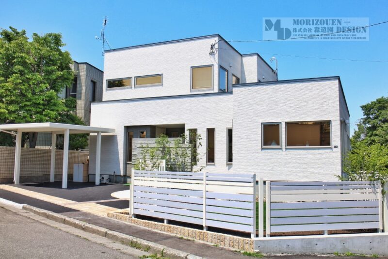 コンクリート擁壁で閉鎖的かつ高額な仕様よりも、こちらのデザインでリーズナブルにオシャレに閉ざされないナチュラルなプライベート空間にして素敵なガーデンライフを楽しみましょう♪
