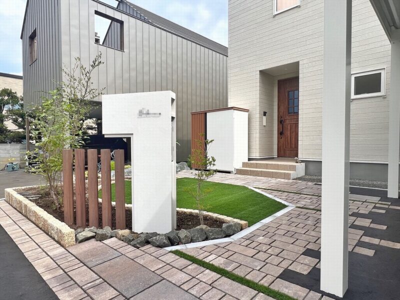 住宅が引き立つオシャレな機能門柱とオシャレな外構にコーディネートしやすいデザイン物置でお庭が素敵になります！！
