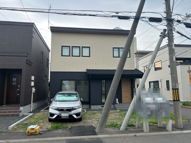 【Before】
手前に電柱やダストボックスが設置されている状況などと施工前はリビングからの景観が良くない状況です。