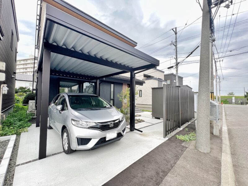 【After】
目隠しとなる和モダンテイストの樹脂フェンスと物置、植栽で自然を感じさせる和モダンな空間をデザインしました。