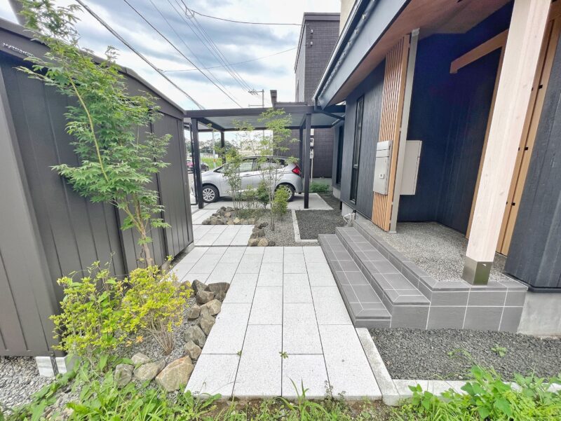植栽する樹木選びも重要です
四季が感じられる樹木を選ぶことが和テイストのお庭を創るのには必須です。

北海道では紅葉する樹木が多くありますが、紅葉する色にも気をつかいます。赤く紅葉するものもあれば、黄色く色づくものもありますのでそこも調べてみると面白いかと思います。

低木となる今回はツツジ系の植え方、位置なども重要です。

高木の位置によりますが、足元に植える低木の数や添え方※植え方　で見た目が変わってきます。

割栗石の配置もセンス良く置くことも重要となります。
このように和モダン、和テイストの空間を創るには造園の知識が必要となってきますので、とても奥が深いのです。