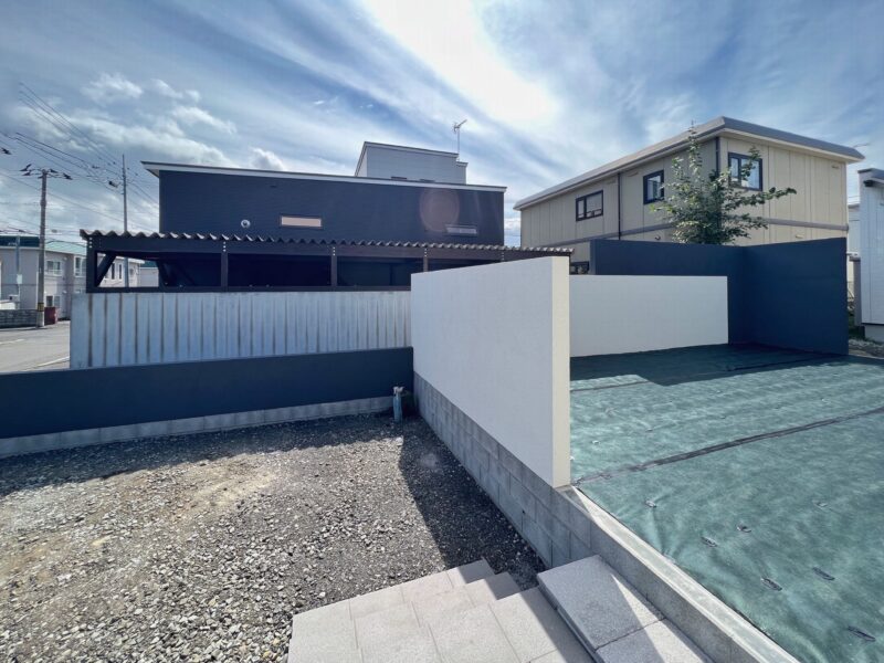 MORIZOUEN × Ground Art Wall
今回は、グランドアートウォールでできることに森造園のデザインと発想力、技術力で今までにない形の「壁」を創りました！！
・高さに変化をつけ、カラーもツートンにしました！！塗り壁をツートンカラーで行っているところは弊社以外に見たことがないので、森造園オリジナルとなります！！
・H2.4m、ブロック塀ではできない高さが実現！！
・土留めブロックを互い違いに積む「デザイン」「手間をおしまない技術」！！