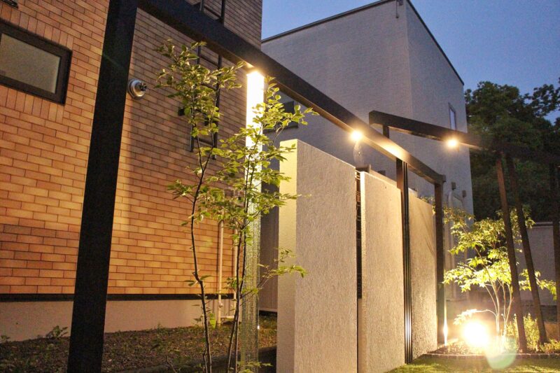 Morizouen × Exalive × Ground Art Wall～Only One Exterior SHOP～

デザインの特徴としまして、フレームで構成されたデザインにおしゃれな目隠し塀を組み合わせたデザインとなります。

単に塀やフェンスで囲まれた空間ですと、重たい雰囲気になりますので、フレームで空間を創りながら縦格子、グランドアートウォールにアルミ鋳物フェンスで挟み込みながらとデザインに特化したプランにしてあります。

それほど目隠しが必要のないところも植栽にインゴット※ガラス角柱　の組み合わせデザインで空間を締めます。

今回はフレーム上部で接続したもう一つのフレーム角度を調整できたところに今回のデザインを活かせたのかと思います！！
