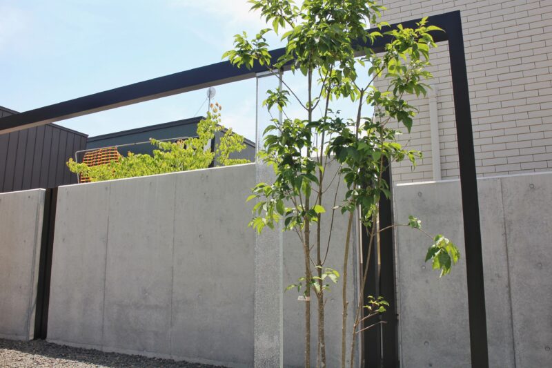 森造園×エクアライブ×LIXIL
ガラス角柱[インゴット]と樹木+アルミフレーム。弊社では鉄板デザインです！！