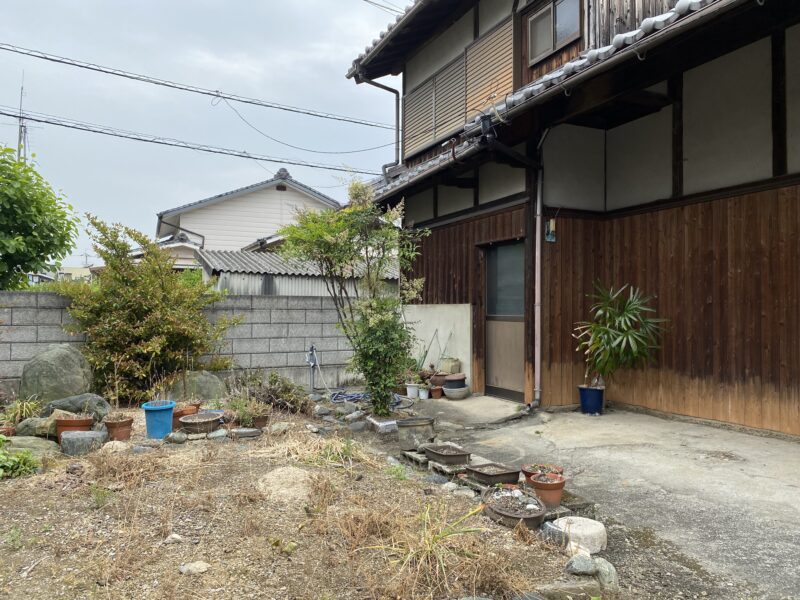 施工前写真。玄関前のデザインが課題でした。