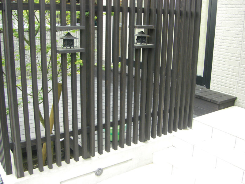 エクステリア施工例 No.1701536-6「千本格子のフェンス。玄関横からの雰囲気いい感じです。」