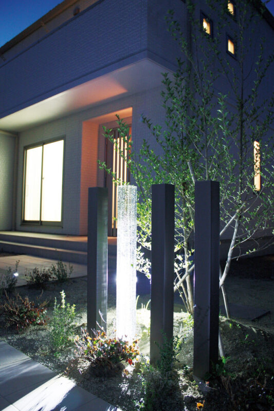 エクステリア施工例 No.1702132-8「角柱の間に気泡の入ったガラス角柱を立てて。夜はもちろん、落葉する時期も庭のポイントになります。」