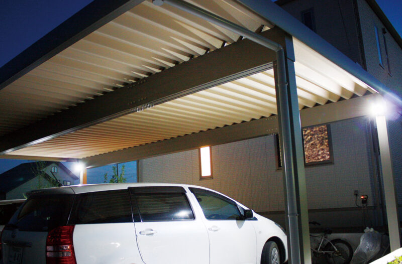エクステリア施工例 No.1702132-5「駐車スペースもこれだけ明るいと夜間の乗り降りも安心です。」