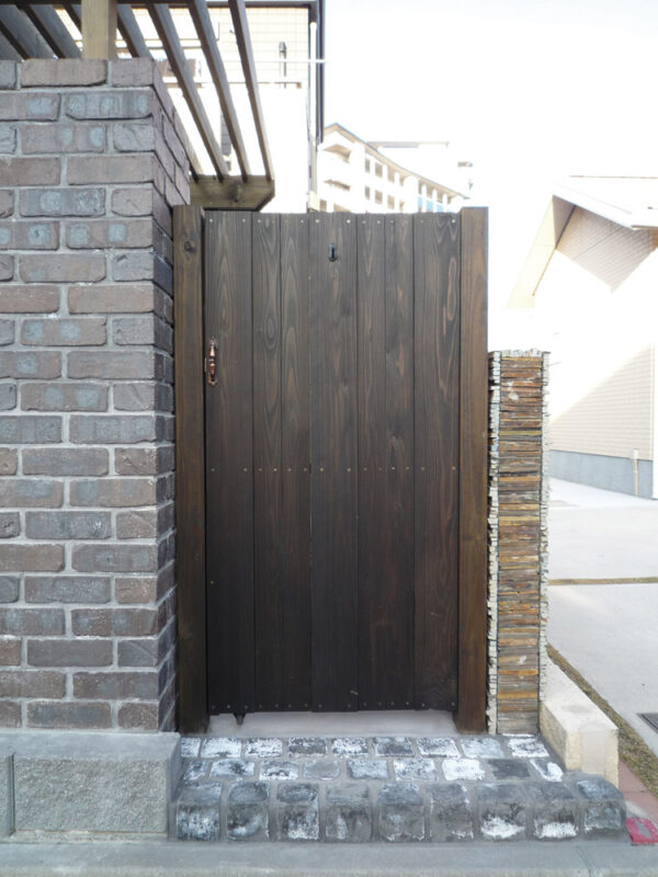エクステリア施工例 No.1701161-4「木製の扉を設置。ゴミ出しや、ご近所の方の出入り用として活躍しています。」