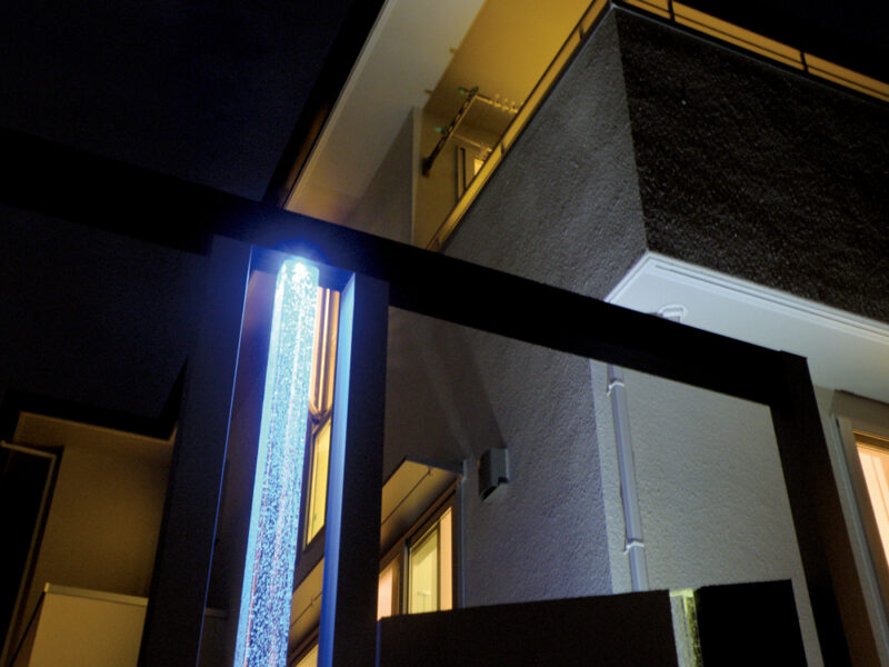 エクステリア施工例 No.1702119-10「廻りが大分暗くなると、一層ブルーのLEDがガラスを気泡を綺麗に光らせます。」