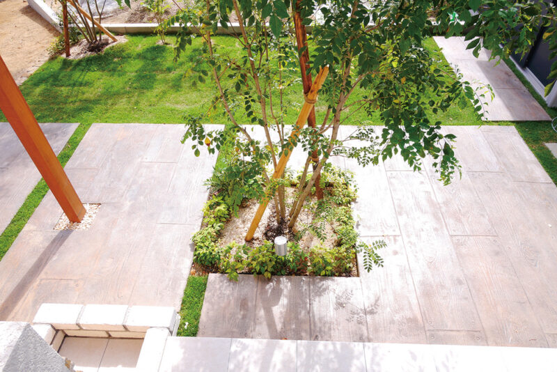 エクステリア施工例 No.1701355-4「お庭に下りると雰囲気のあるスタンプコンクリート(枕木模様）の通路広間となっています。」