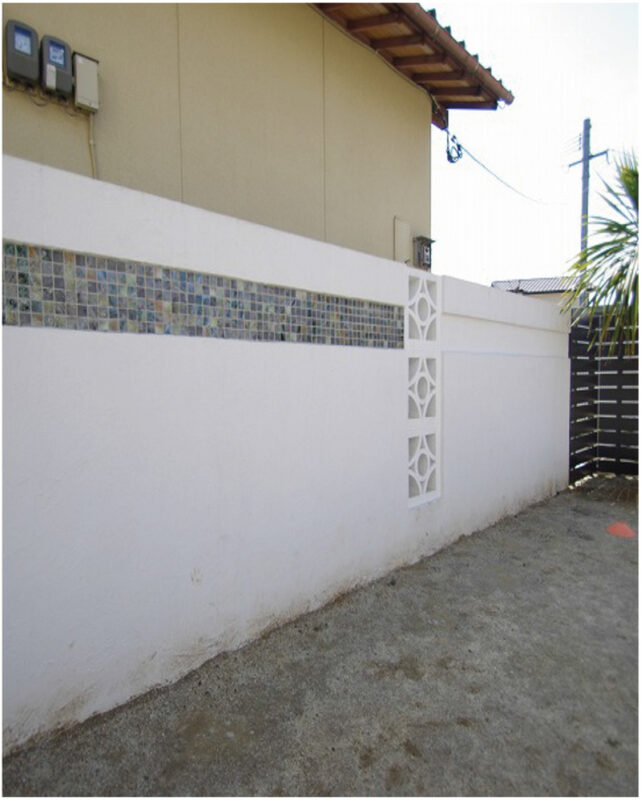 エクステリア施工例 No.1702155-8「隣地の劣化したCB塀を隠す目的として、門袖と合わせたデザインウォールと横張りの樹脂フェンスを設けリフォーム。お庭全てを確立したプライベート空間の完成です。」