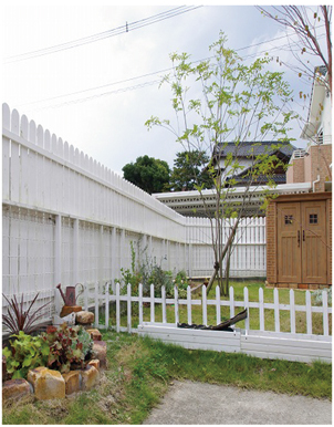 エクステリア施工例 No.1701034-4「既存のホワイトフェンスにも合うアンティークレンガ（古釜レンガ）で花壇を新設。程よいサイズはメンテナンスもしやすいです。」