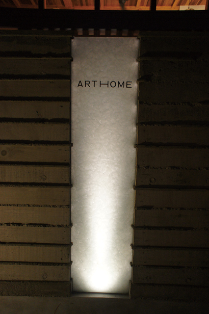 エクステリア施工例 No.1701280-3「スポットライトを裏からあてると幻想的な輝きを見せるZEROのガラス。」