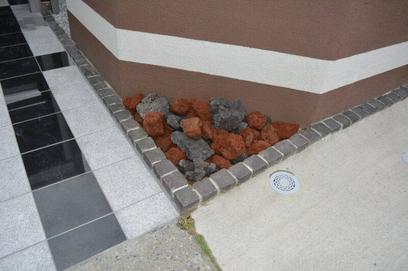 エクステリア施工例 No.1703235-6「近所のねこちゃん達がくるので噴火石を並べました。」