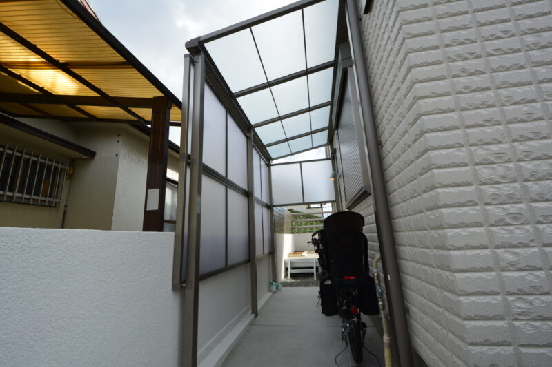 エクステリア施工例 No.1703380-4「駐輪場屋根。新築で家に取り付けＮＧの為、アルミ角材で鳥居仕様です。前面パネル付きで」