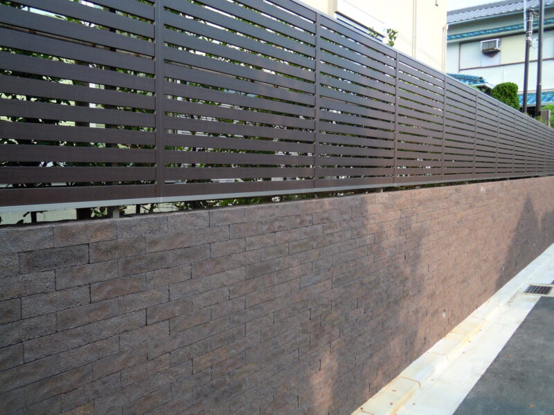 エクステリア施工例 No.1703209-3「フェンスと色合いを合わせたタイル貼り」
