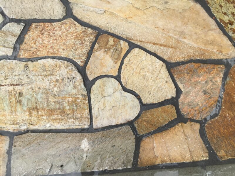 エクステリア施工例 No.1704146-3「ハートに型取った乱形石です。きっと幸運をもたらしてくれることでしょう。」