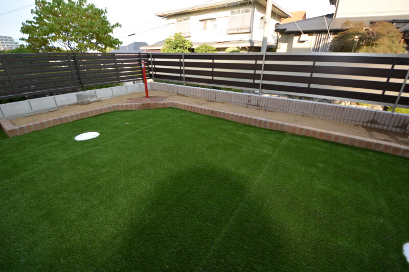 エクステリア施工例 No.1703202-4「人工芝でサッカーの練習スペースを作成。外周には家庭菜園も楽しめます。」