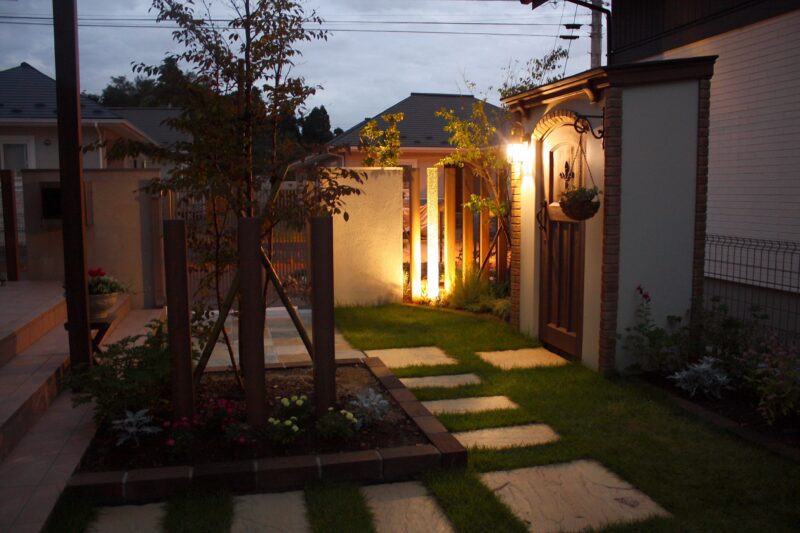 エクステリア施工例 No.1705480-5「昼も夜も楽しめるお庭の完成です」