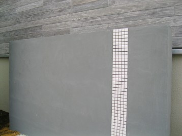 エクステリア施工例 No.1707086-2「グレーの塗壁に縦に入れたモザイクタイルのライン」